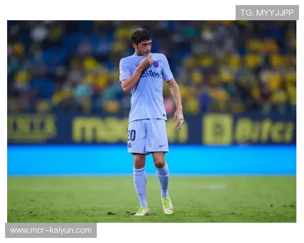 雷恩赛前赠予登贝莱纪念海报，致敬青训优秀毕业生