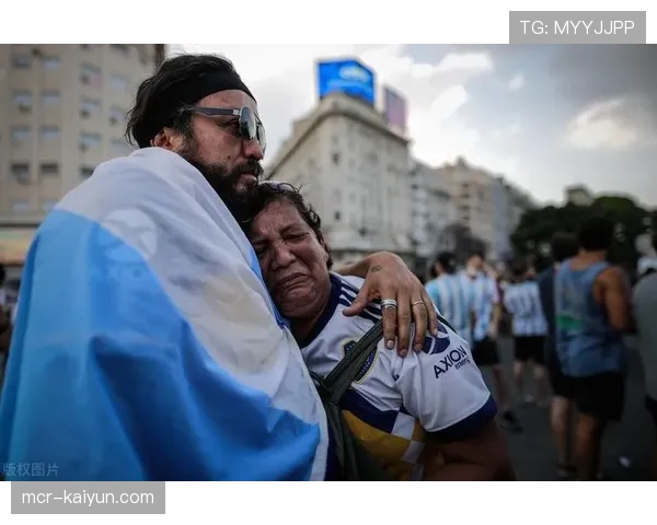特写:收官战后,科隆球迷在主场送别降级的球员 特写:收官战后,科隆球迷在主场送别降级的球员